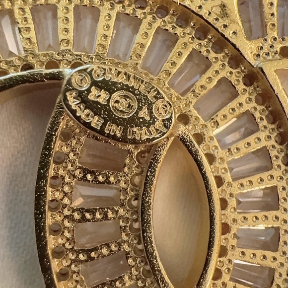 Chanel pin and brooches - Picture 5 of 5